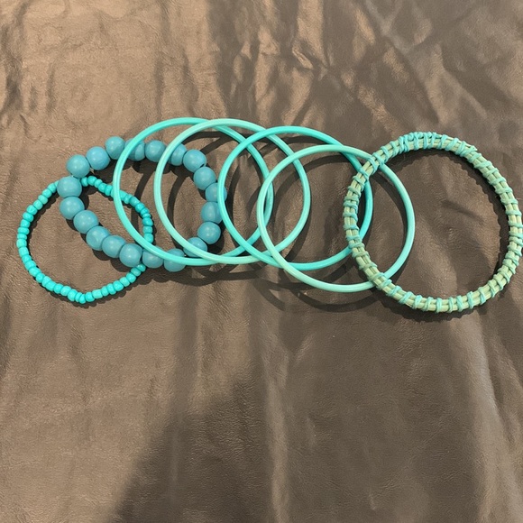 Costume set of 7 teal colored bracelets - Picture 2 of 2
